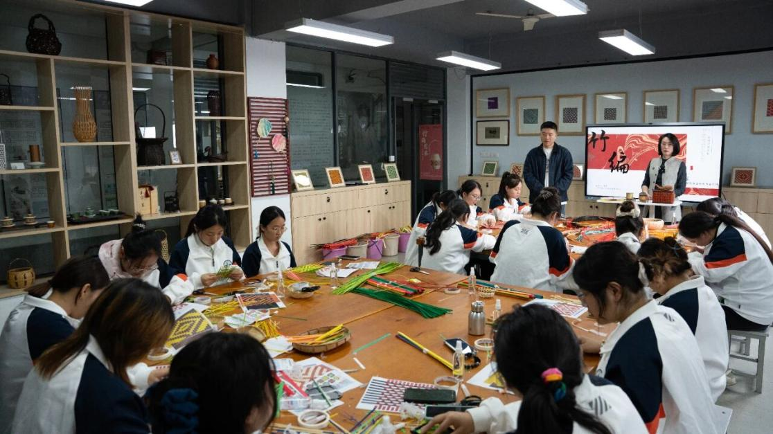 为非遗“添彩”，为青春“赋能”：江苏建院的文化育人新实践